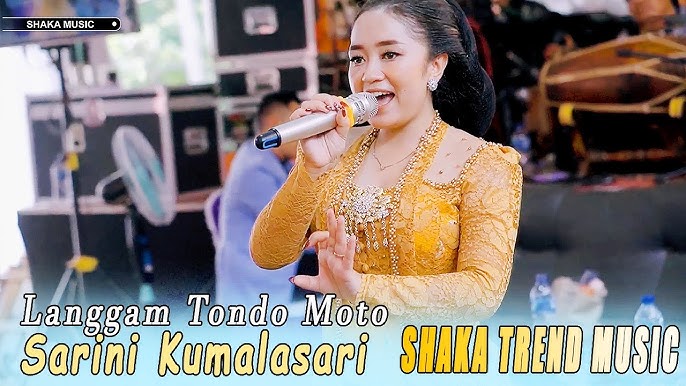 Uning klitorini muloyimlik bilan opdi.