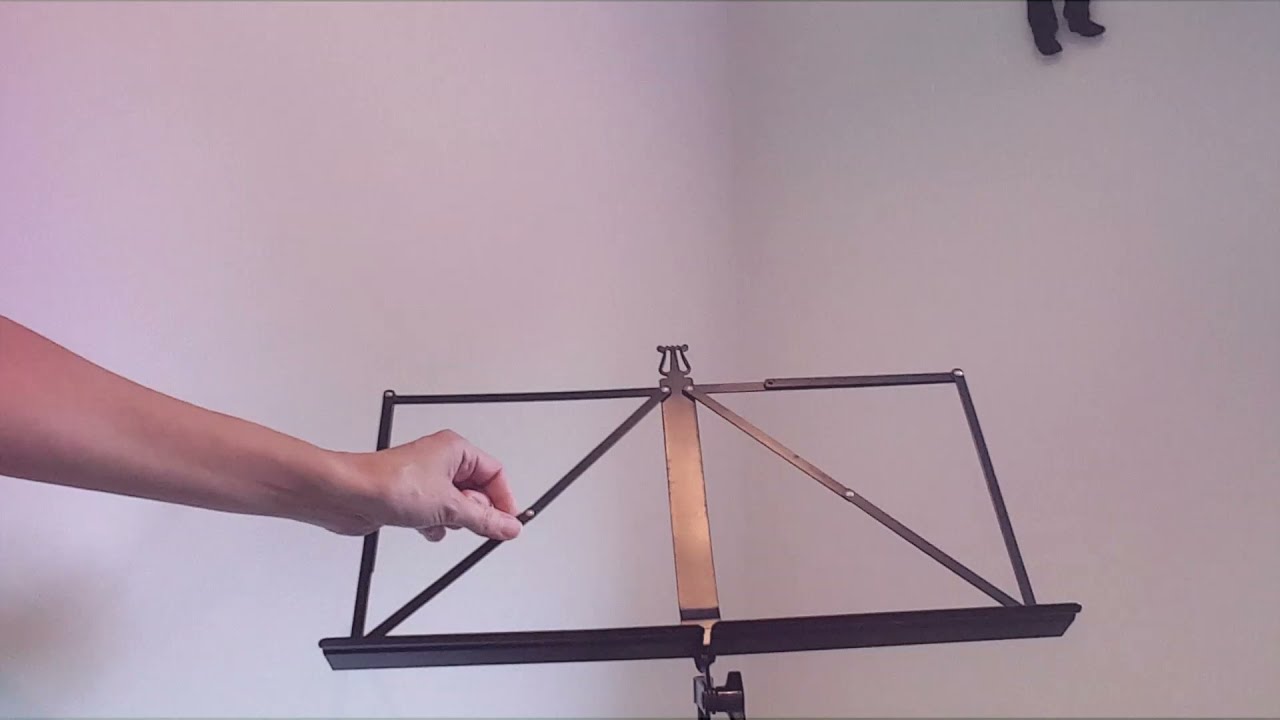 Muziekstandaard in- en uitklappen