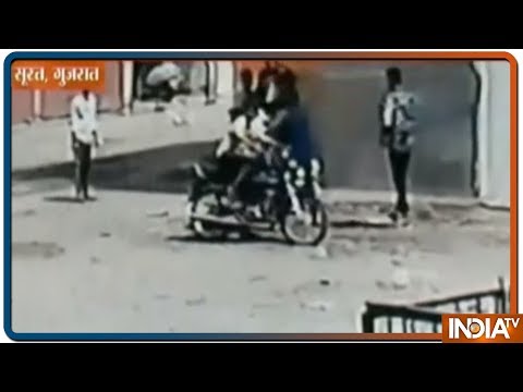 Surat में सरेआम युवक की हत्या, CCTV में कैद हुई पूरी वारदात