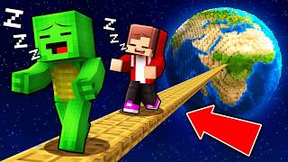 Mikey and JJ SLEEPWALK at Night in Minecraft (Maizen)