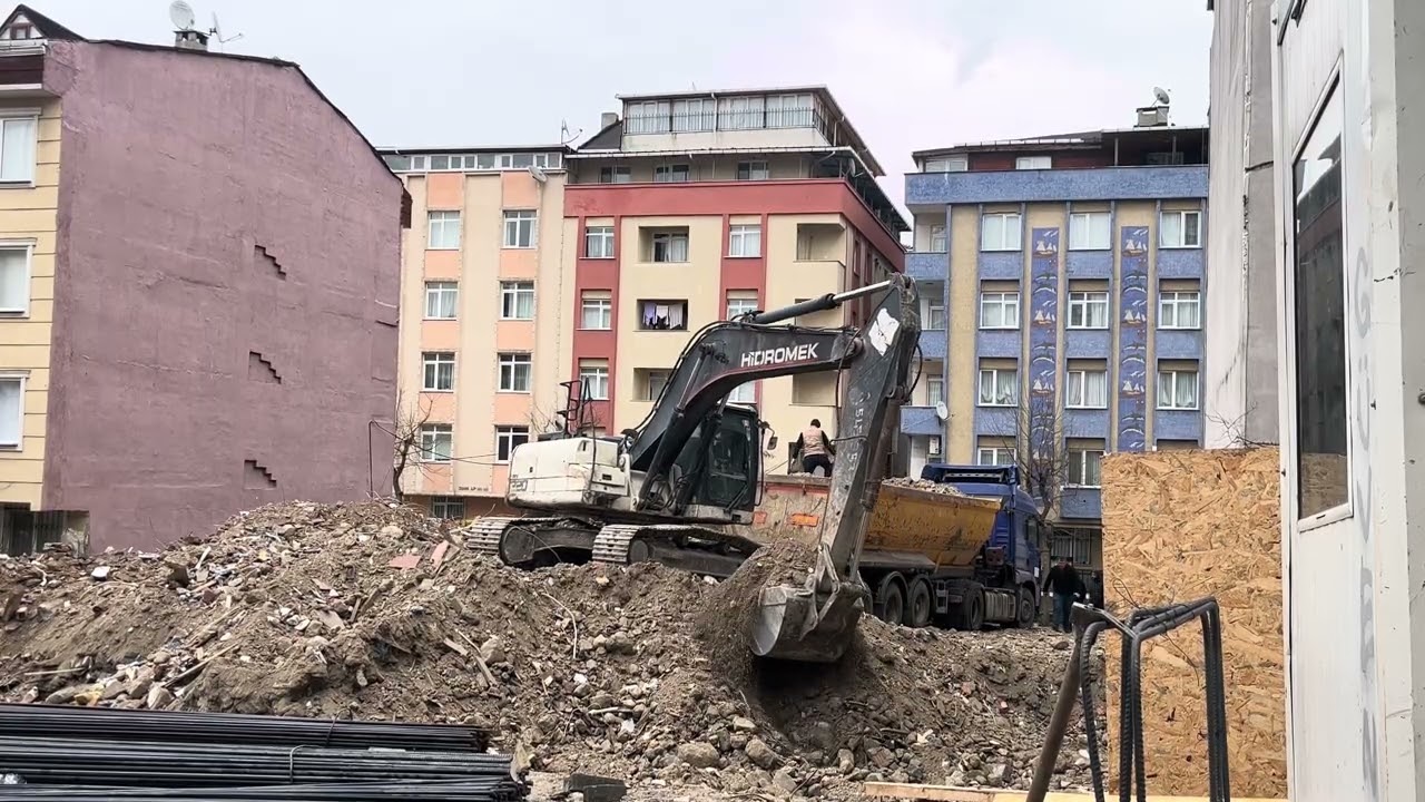 HİDROMEK 220 - HAFRİYATTA MOLOZ YÜKLÜYOR