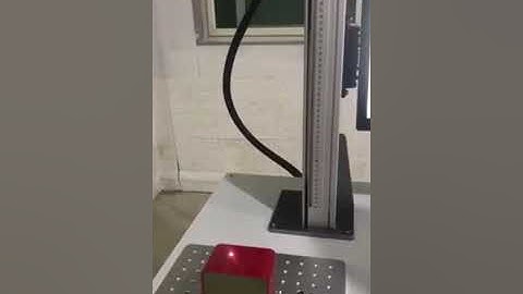 Auto focus fiber laser marking operation