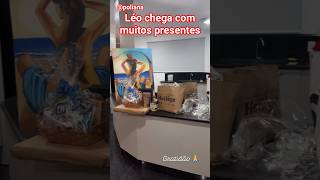 Léo Chega Com Muito Presentes