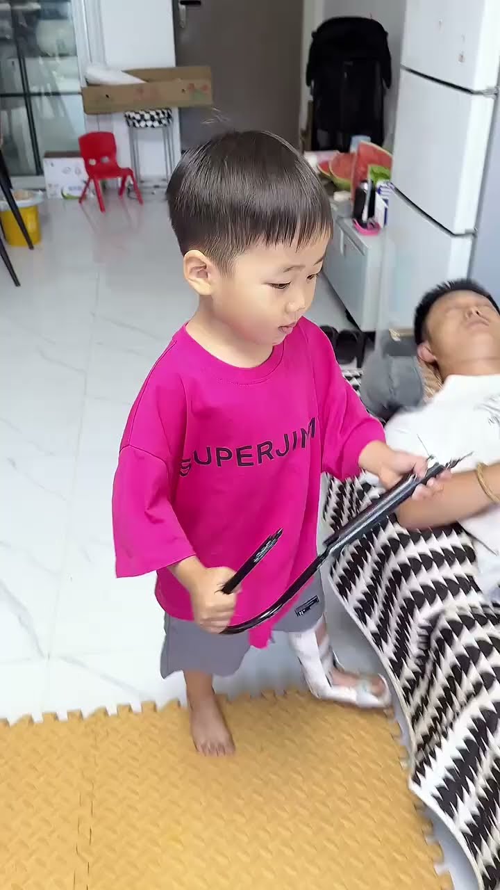 爸爸又在睡懒觉，逗逗他！#Cute baby#Cute#呆萌小米宝#聪明宝宝#萌娃