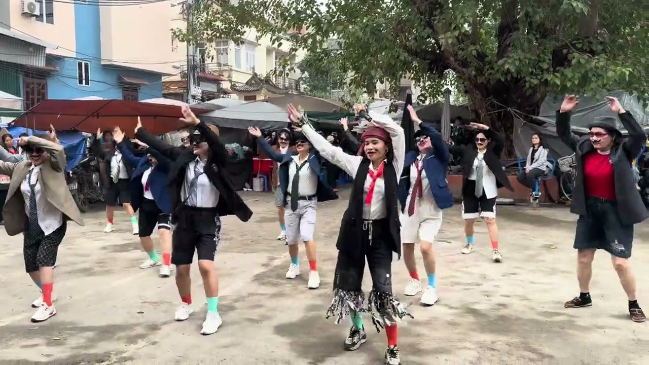 LK moden tắc kinh. Ôi Tình yêu ra ra pun - CLB - Thôn Xuân - biểu diễn 