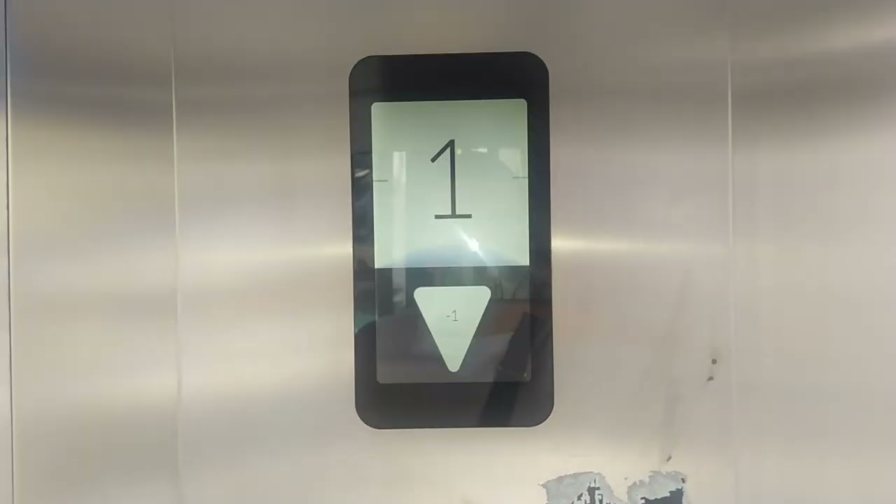 Ascenseur OTIS/CFA GeN2 de 2020 @ Parking Gare SNCF La Ciotat-Ceyreste, Bouches-du-Rhône, France.