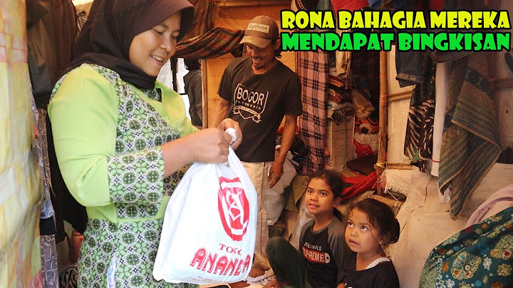 Makan Bersama Sepulang Kerja..Di Iringi Gerimis Hujan Dan Mereka Bahagia Mendapat Bingkisan.