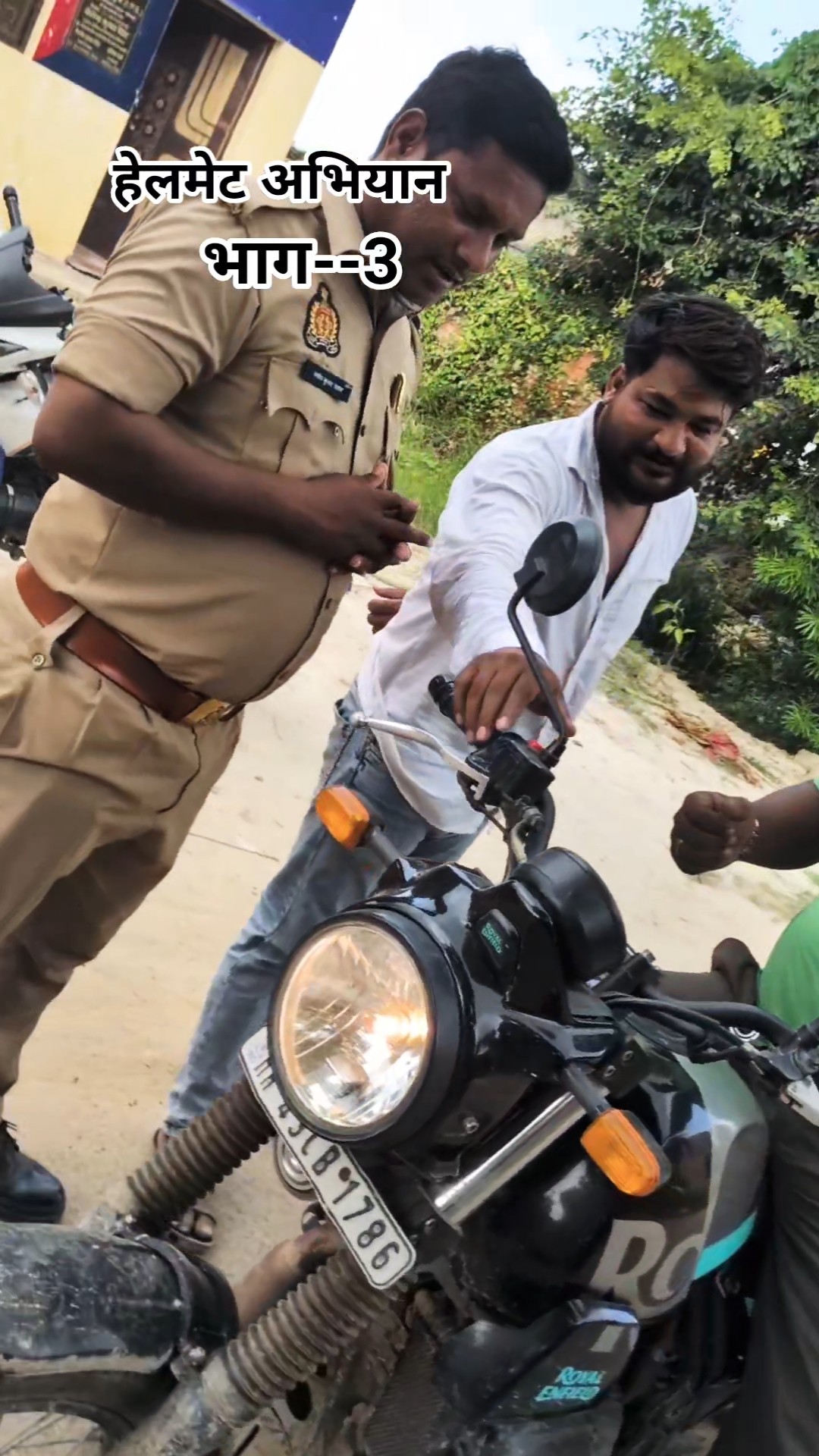 helmet pehnne ke fayede 😂 - ShareChat