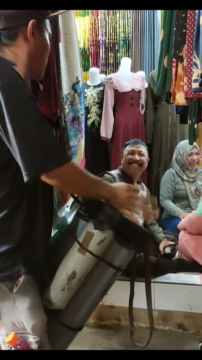 Pengamen si tangan gemulai mainkan kendang paralon