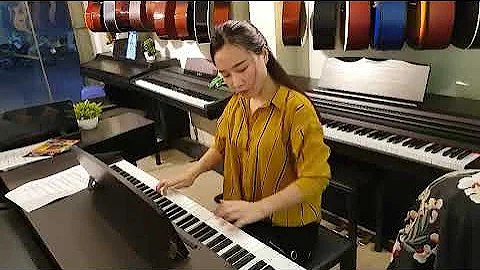 Khách đến mua và tự test đàn piano điện Yamaha ydp 121 bản nhạc Passacaglia