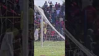 Fútbol Paraguayo: Un Árbitro Expulsó A Un Jugador Y Se Tuve Que Ir  Corriendo