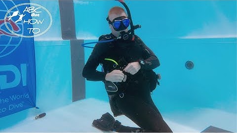 Weight system removal and replacement UW - PADI Open Water Diver Course demo [17/24]
