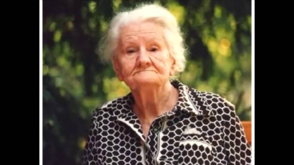 Большегрудая бабушка. Дебби Миллз. Бабушка Davina Hardman. Дебби Миллз 99 лет. Фотографии бабушек.
