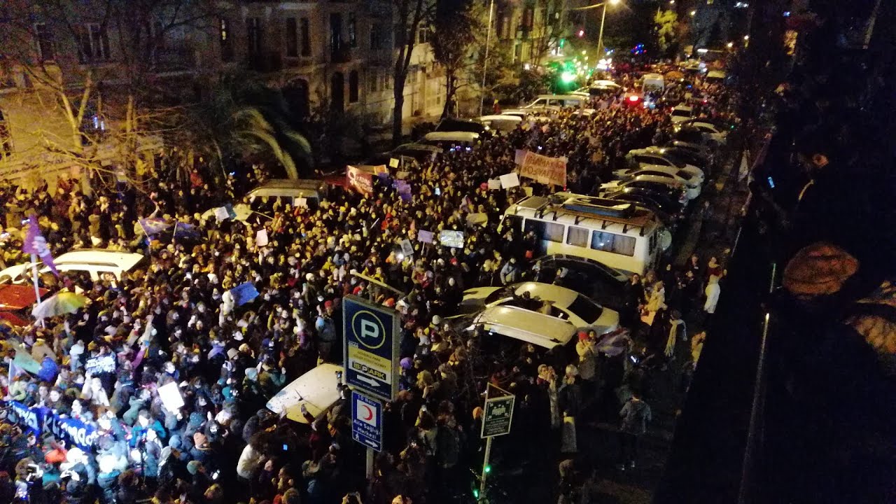 FEMİNİST GECE YÜRÜYÜŞÜ İÇİN BİNLERCE KADIN TAKSİM’DE