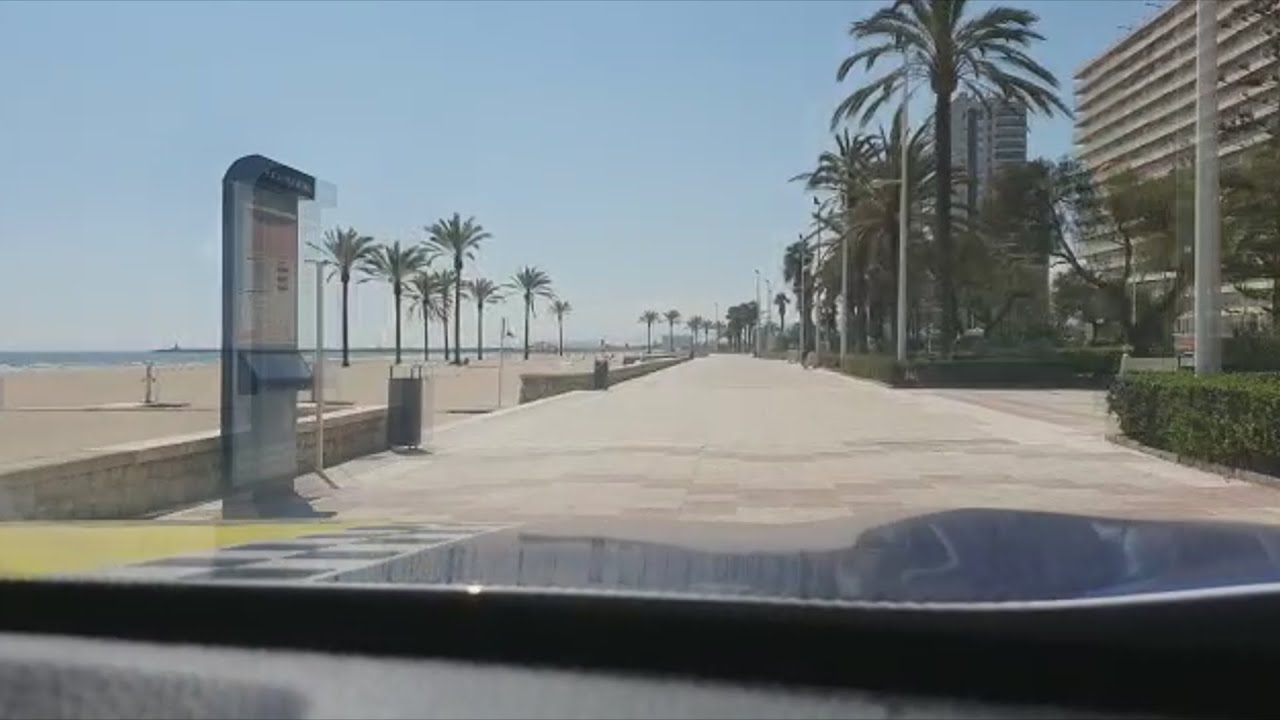 La localidad costera de Cullera desierta pese a estar en plena Semana Santa