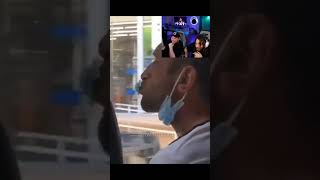 Elraenn Ve Rraenee Emzik Emen Adamı Izliyor