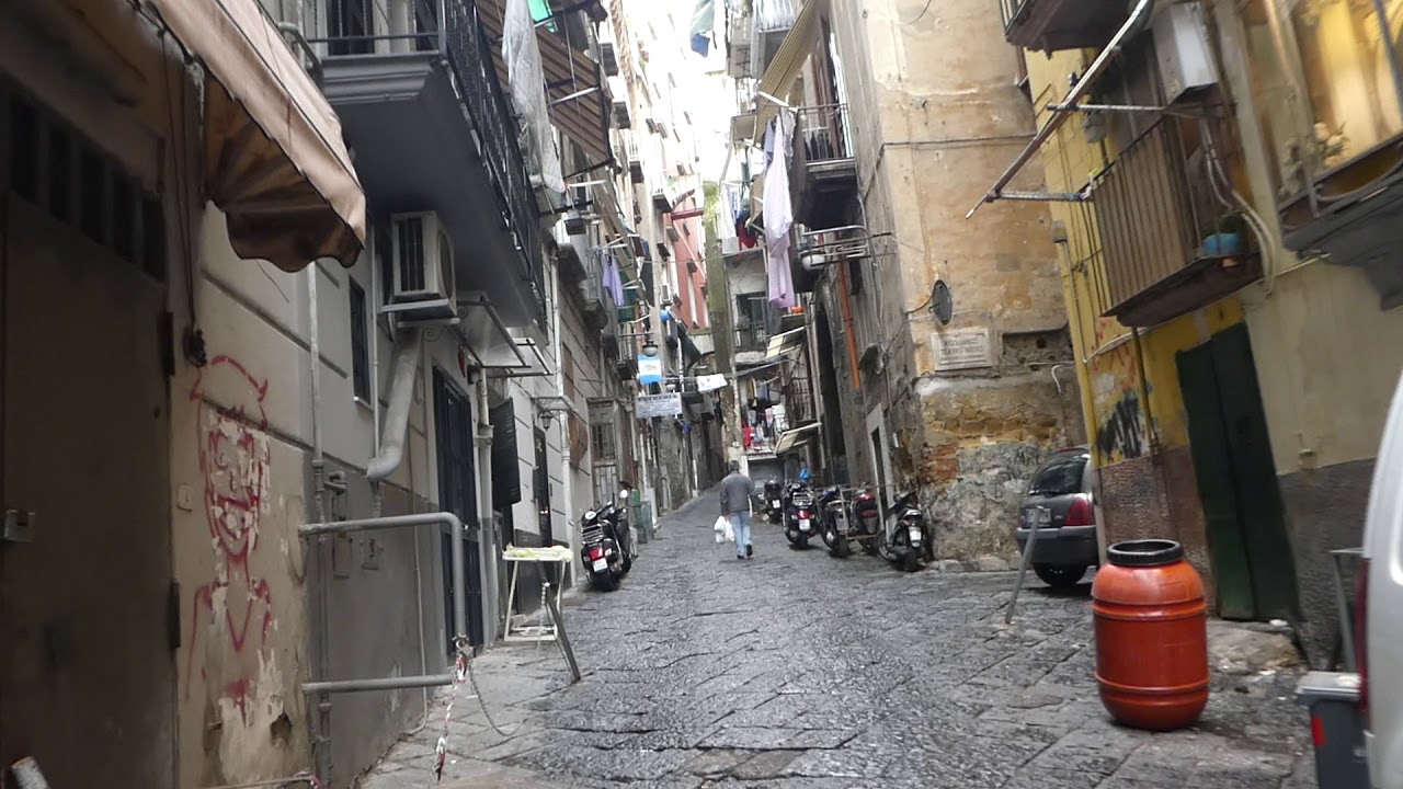 NAPOLI - QUARTIERI SPAGNIOLI / NAPLES - THE INCREDIBLE SPANISH QUARTERS.