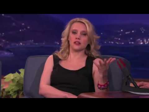 Video: Kate McKinnon Neto vrijednost: Wiki, udana, obitelj, vjenčanje, plaća, braća i sestre