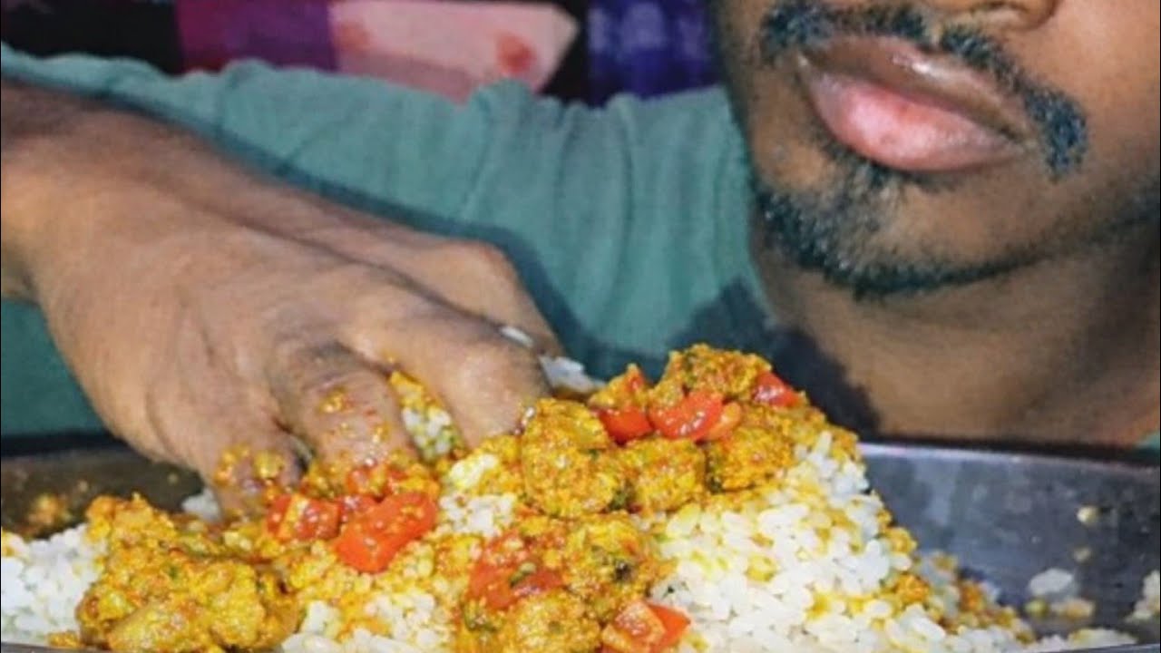 Chicken 🥓 Curry Eating In Village Style 😋 #desifood #mukbang #foodvlog 