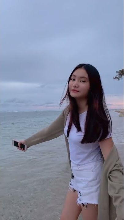 Story wa Mentahan halu di pantai bareng cewe cantik. Buat manasin mantan, prank temen.