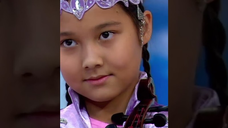 Екі адам бір жігітті ұрсып жатыр