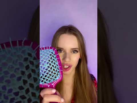 Видео: 3 простых способа чистки круглой щетки для волос