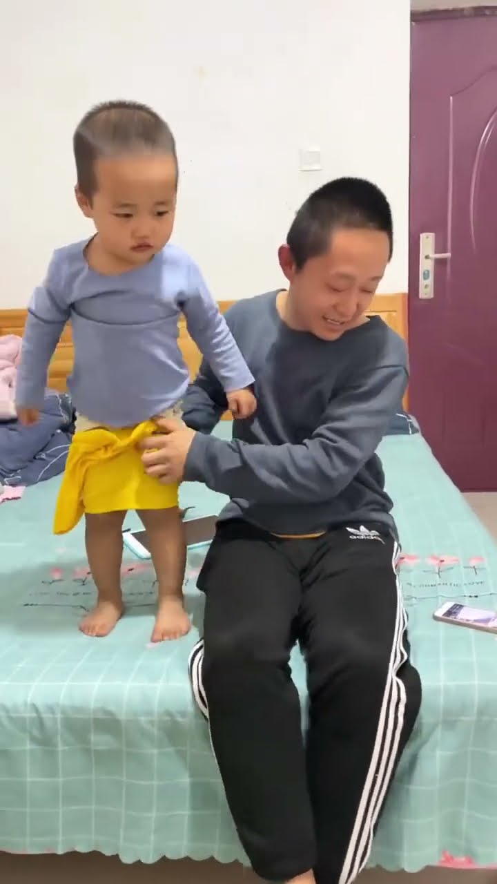 爸爸看手机入迷了，儿子的裤子穿成裙子了还不知道！#Cute baby#Cute#呆萌小米宝#聪明宝宝#萌娃