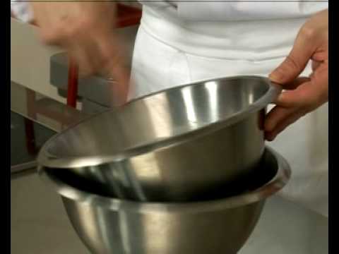 Technique de cuisine : Monter de la crème fouettée pour une chantilly