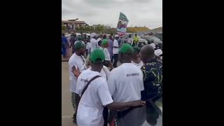 Crowd floods Ibadan Airport to welcome Adelabu after resignation #shorts #bayoadelabu