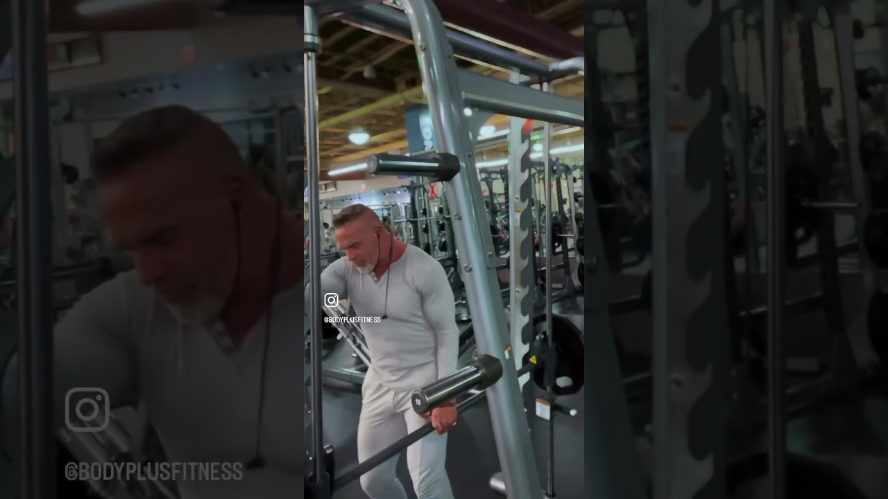 ONE ARM SMITH MACHINE SHRUGS TO GET A LITTLE HIGHER CONTRACTION #trapsworkout #traps #shrugs