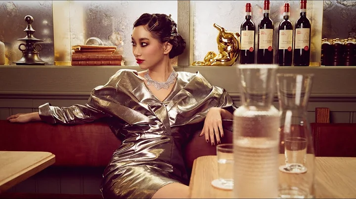 Emily Dahl combines flash and lighting for video w...