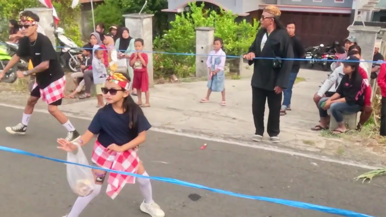 Denis diikuti pasukan cowok - Karnaval Desa Kedungbanteng 2024