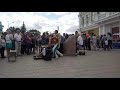Индеец выступает на День города в Омске