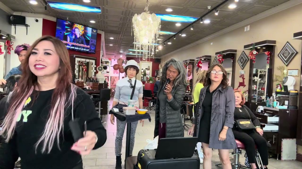 Ca Sĩ Kim Ngân mới đến tiệm tóc hát Live quá hay 