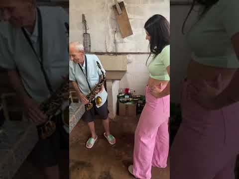 EXCLUSIVO vovô arrasando no SAXOFONE