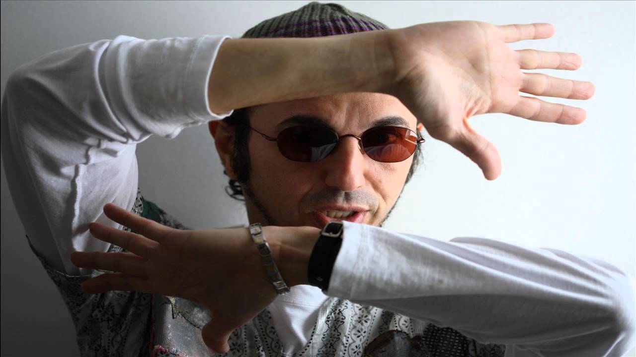 Chuva Fina - Zeca Baleiro (música nova 2013) auf YouTube ansehen Chuva Fina - Zeca Baleiro (música nova 2013) auf YouTube ansehen