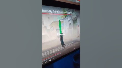 Pulling an Emerald Butterfly Knife at a friend’s party #caseopening  #cs2 #cs2knife