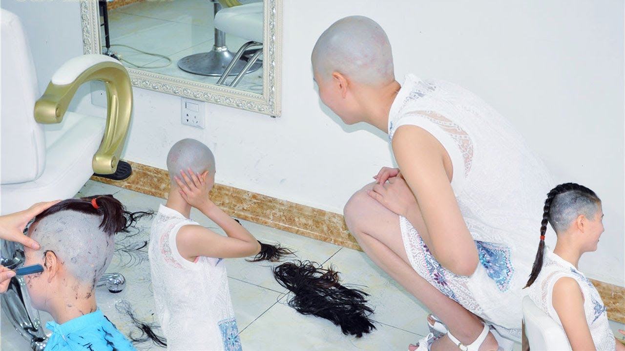 Her bald head is so bright 2X9X0M4283