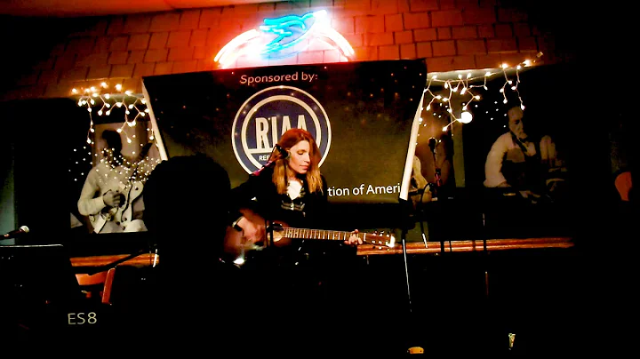 Annette Conlon - Little Hurts, live at the Bluebir...