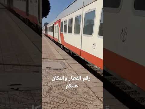 قطار اسباني لا يرحم طاير خلف قطار الركاب عشان عاوزه يخزن ليه