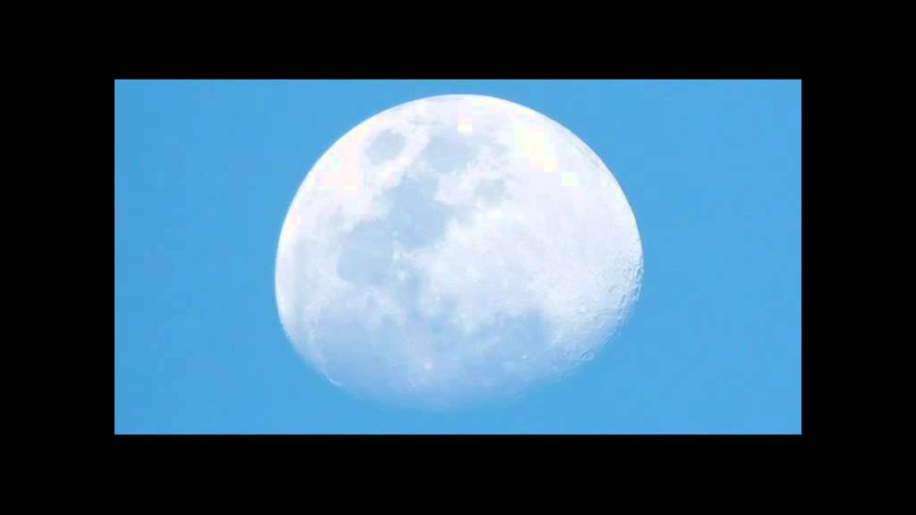 Бывает луна днем. Луна в телескоп днем. Луну видно днем. Почему луну видно днем. Почему днем видно луну и солнце одновременно на небе.