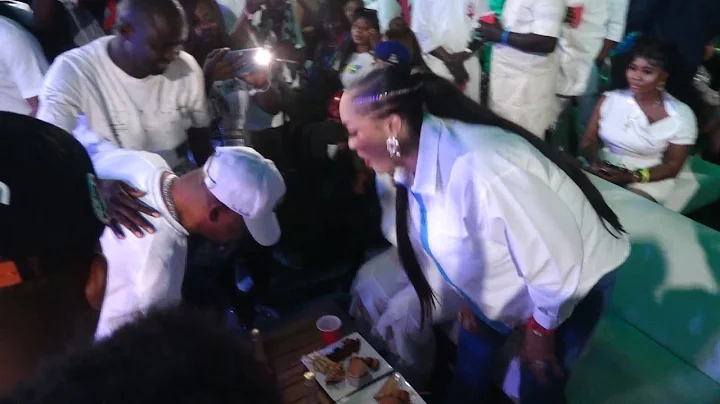 SEE HOW WASIU AYINDE WIFE EMANUELLA GIVE RESPECT FOR MC OLUOMO HAS HE CAME INTO THE NEW YEAR FEST