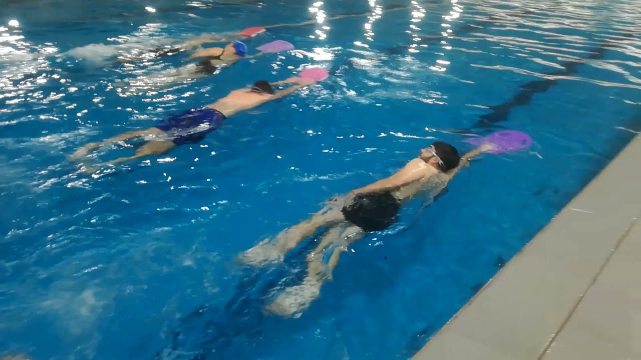 7 ejercicios de natación con churro - Centro Deportivo San Gabriel