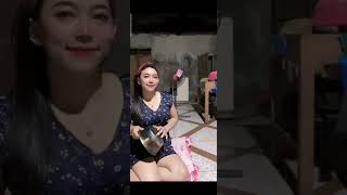 Bunda Cantik Lagi Duduk Santaii Diatas Bantal Sambil Challenge Tokok P4Nt4T Pakai Wajan