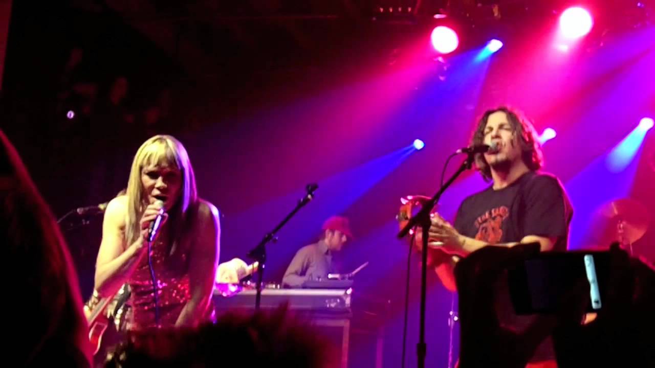 TOM TOM CLUB Take Me To The River (Live) YouTube