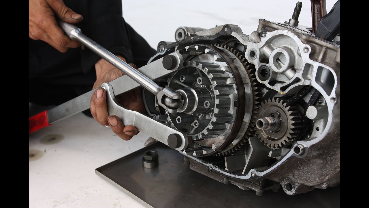 SR400 クランクケース内部を分解する No 1 ～クラッチ＆キックスターター＆オイルフィルターの取外し～