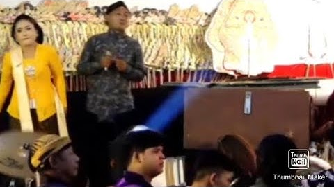Ciri khas mbak Eka Uget - Uget Joget Ngrajang Kobis.
