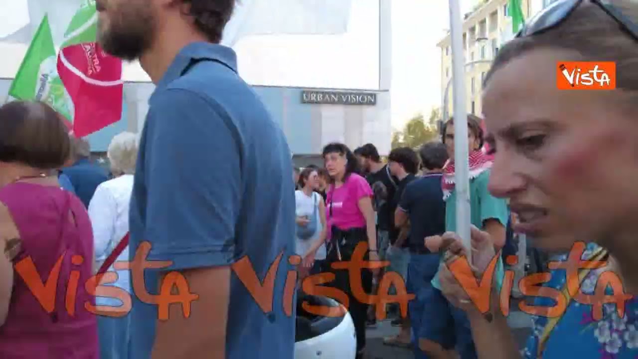 Centri sociali e Anpi in piazza contro lo sgombero del Leoncavallo a Milano