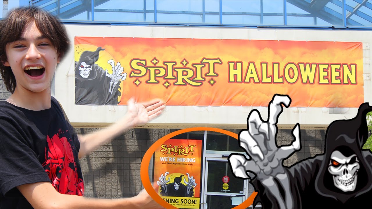 Spirit Main Banner UP at Local Store #1 + Looking In | Spirit Halloween 2021 Setup