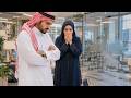تعرضت عاملة النظافة للإهانة من قبل المليونير حتى واجهه ابنها أمام الجميع